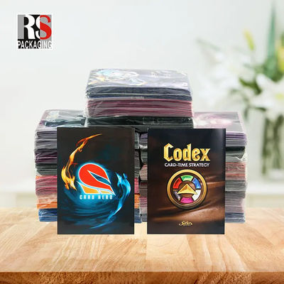 La custodia di carte da gioco matta e'resistente agli graffi, all' usura e alla piegatura.